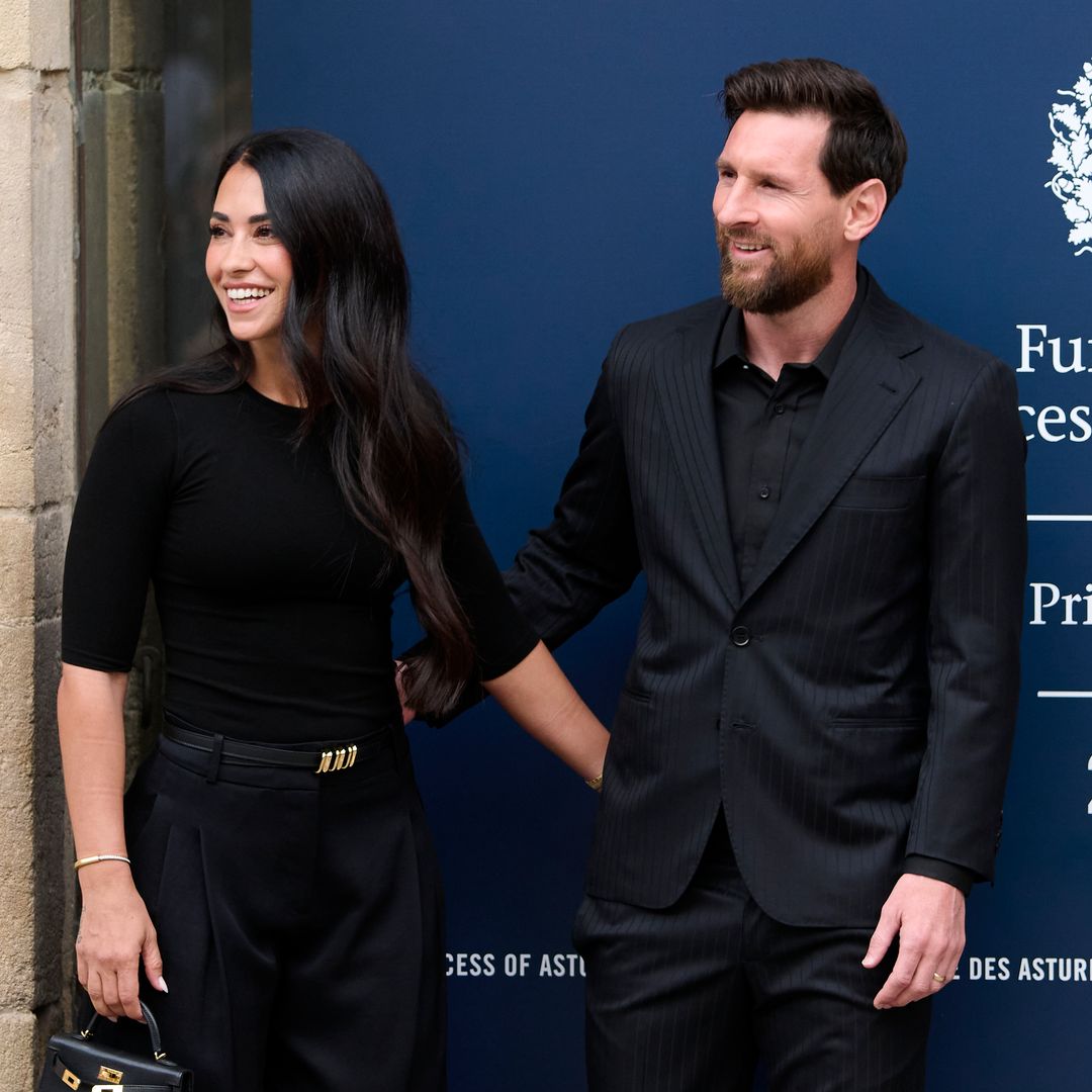 Leo Messi desata la locura a su llegada a Oviedo: la emoción de Antonela Roccuzzo y la euforia de los niños a ritmo de gaitas