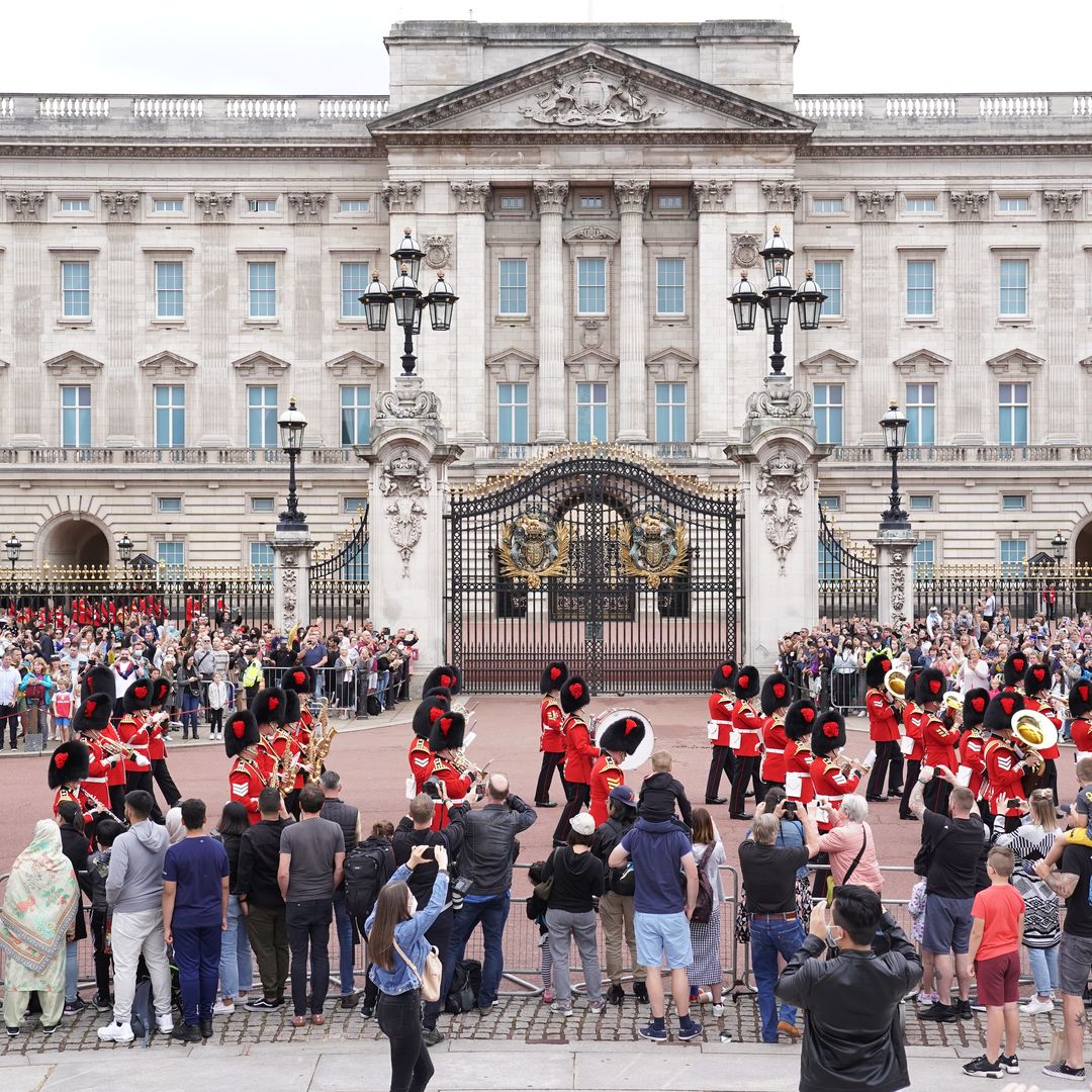 Un inesperado intruso se “cuela” en el Palacio de Buckingham: el momento, en vídeo