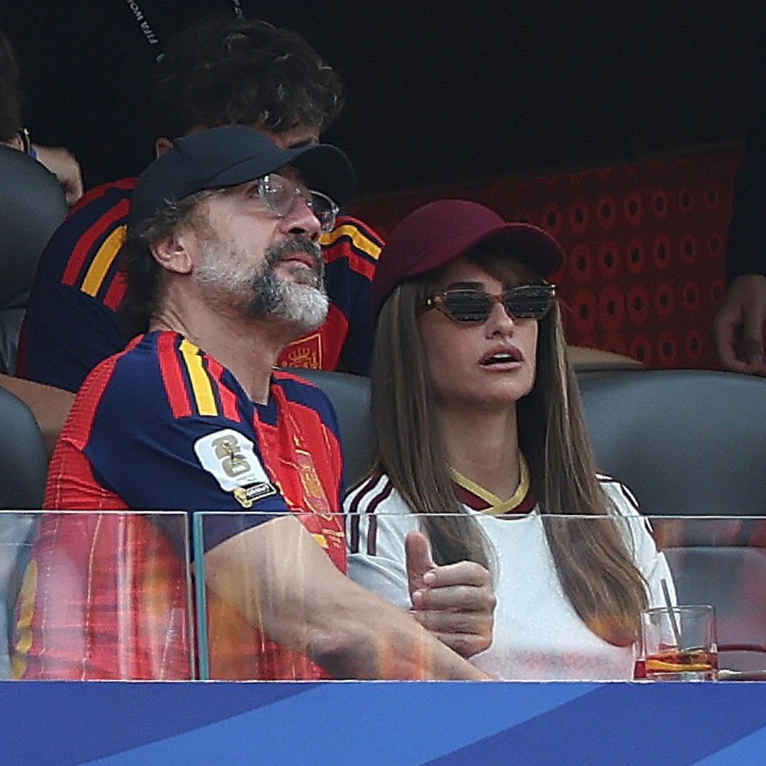 Por qué pudimos ver la cara del hijo de Javier Bardem y Penélope Cruz durante el partido del Mundial aunque es menor: un abogado en derechos de imagen nos da la respuesta y las claves