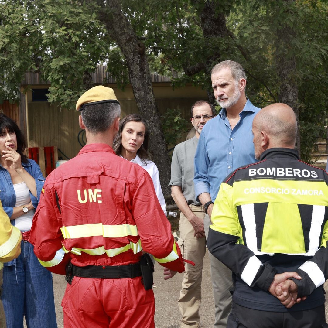 Los reyes Felipe y Letizia visitan el Lago de Sanabria, una de las zonas más afectadas por los incendios de verano