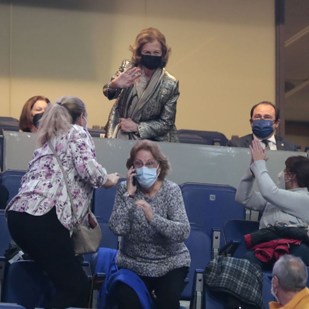 El espontáneo gesto de cariño a la reina Sofía en el concierto de Raphael