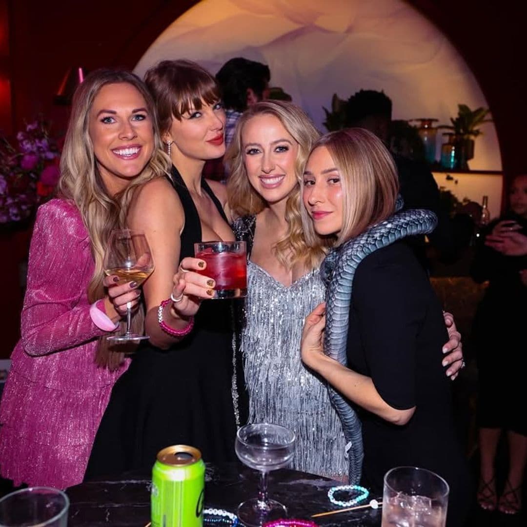 Lindsay Bell, Taylor Swift, Brittany Lyne y Ashley Avignone, amigas de la cantante americana