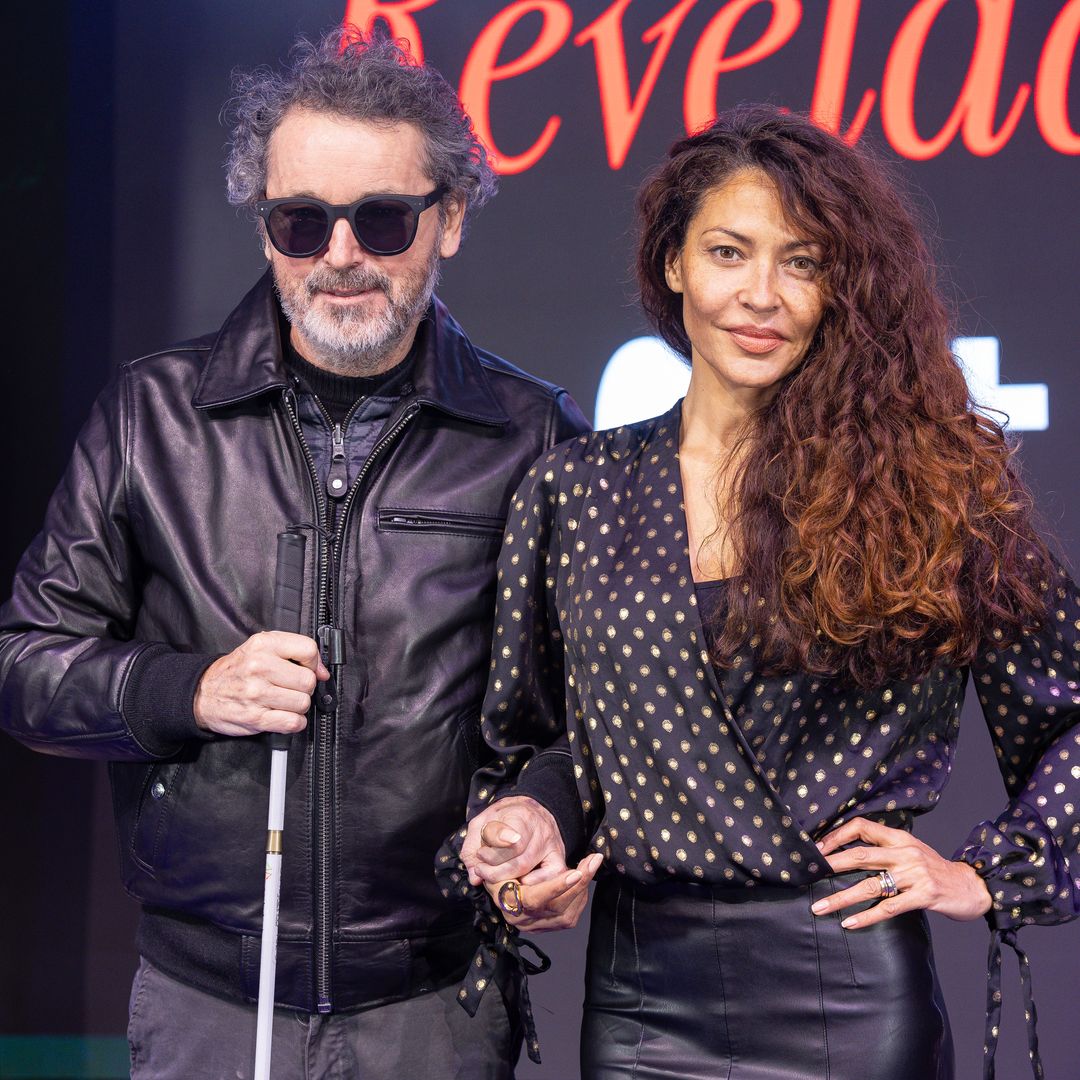 Patricia Pérez muestra cómo avanza su marido, Luis Canut, con sus 'deberes' de braille