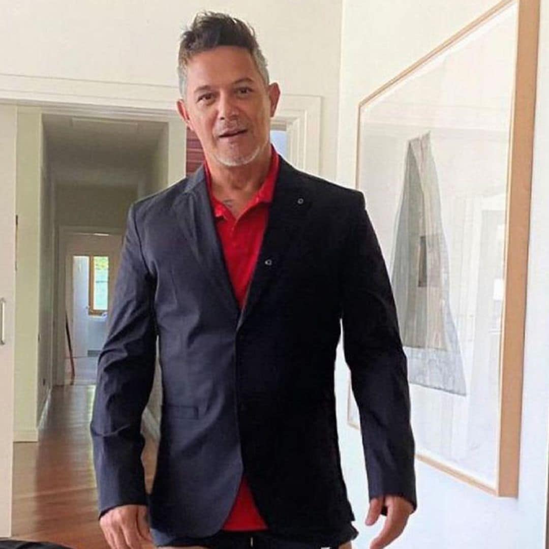 Alejandro Sanz deja a todo el mundo boquiabierto... ¡con chanclas, calcetines y pantalón corto!
