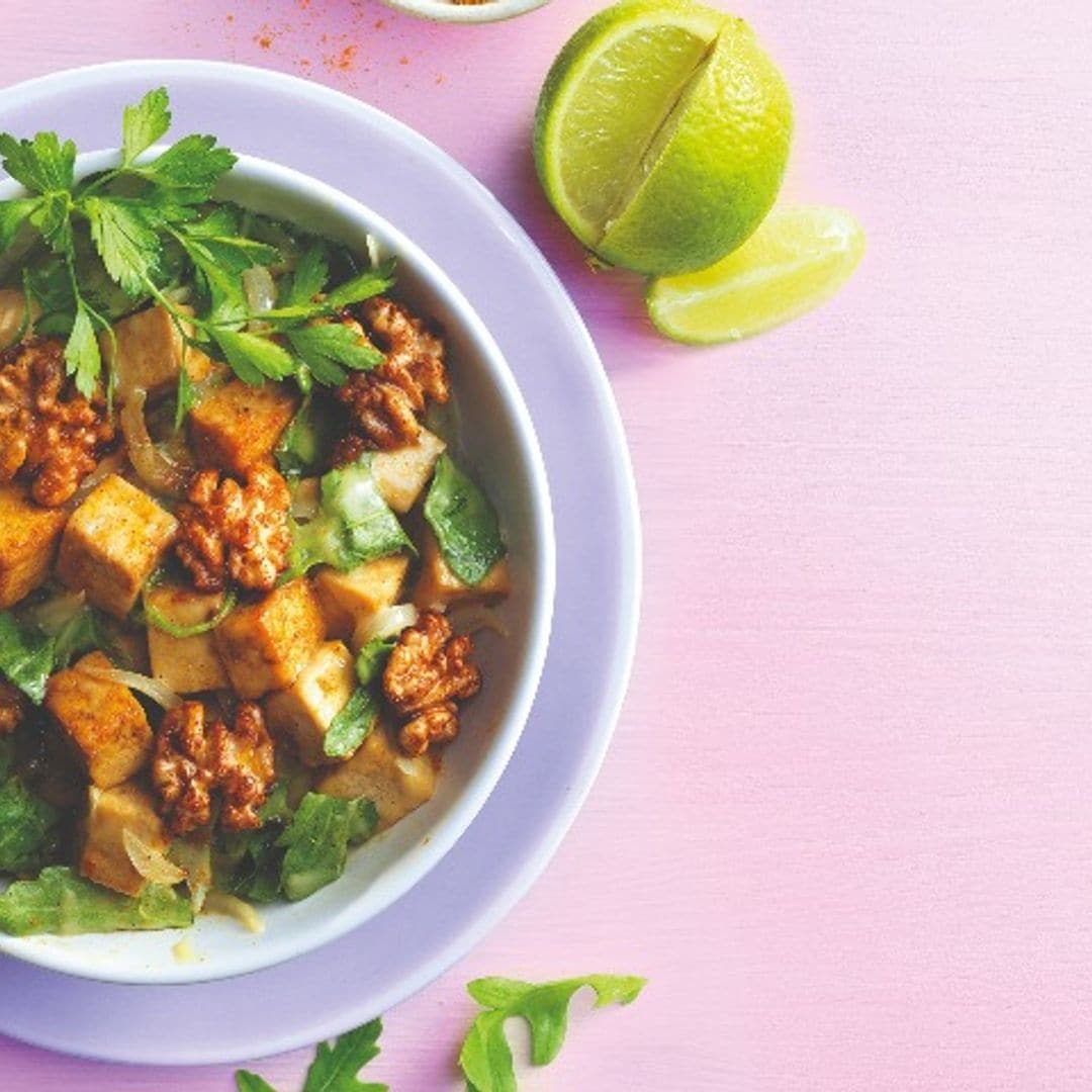 Tofu al curry y nueces caramelizadas con especias