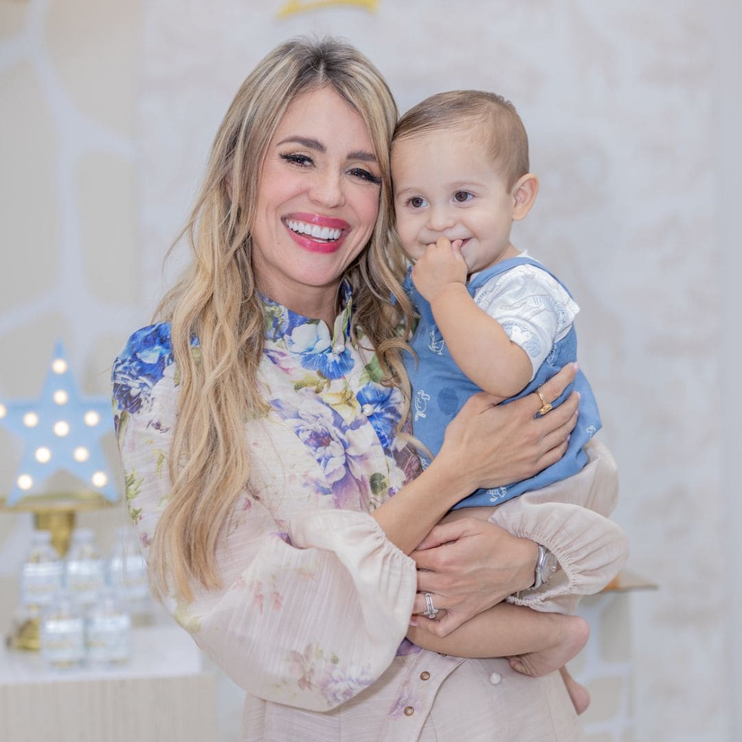 Carolina Sarassa celebra el primer cumpleaños de su hijo Zach... ¡y él sorprende dando sus primeros pasos en plena fiesta!