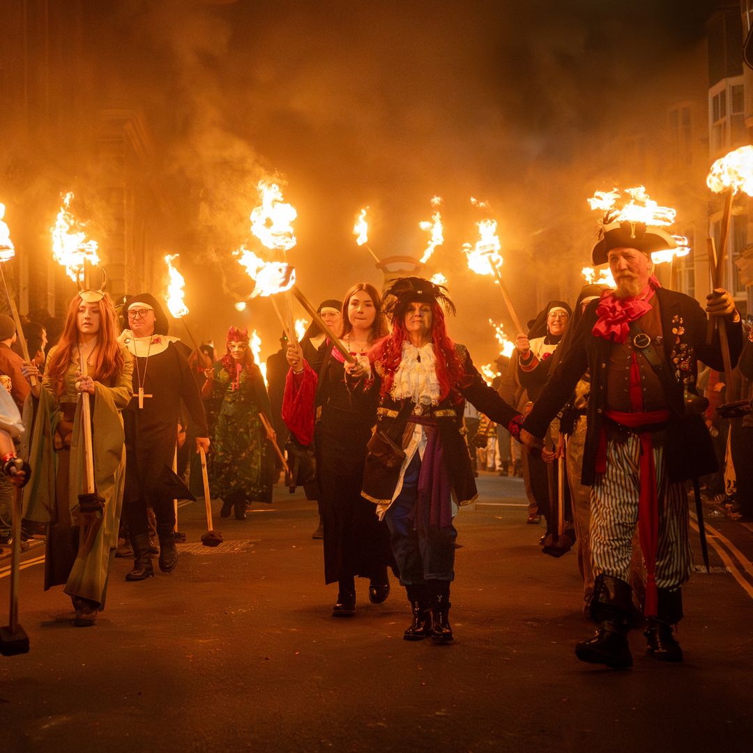 Desfile de antorchas en Lewes, Inglaterra