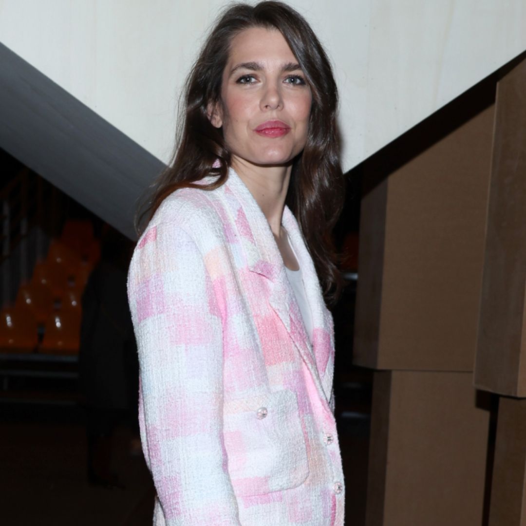 Carlota Casiraghi, una estilosa premamá con su traje de 'tweed' rosa en París