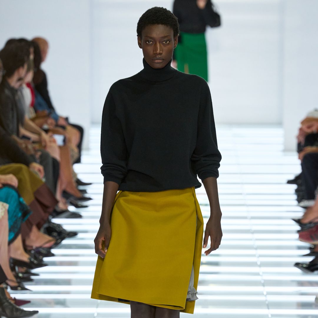 Cómo combinar una falda en 63 looks: el nuevo reto de Prada en Milán