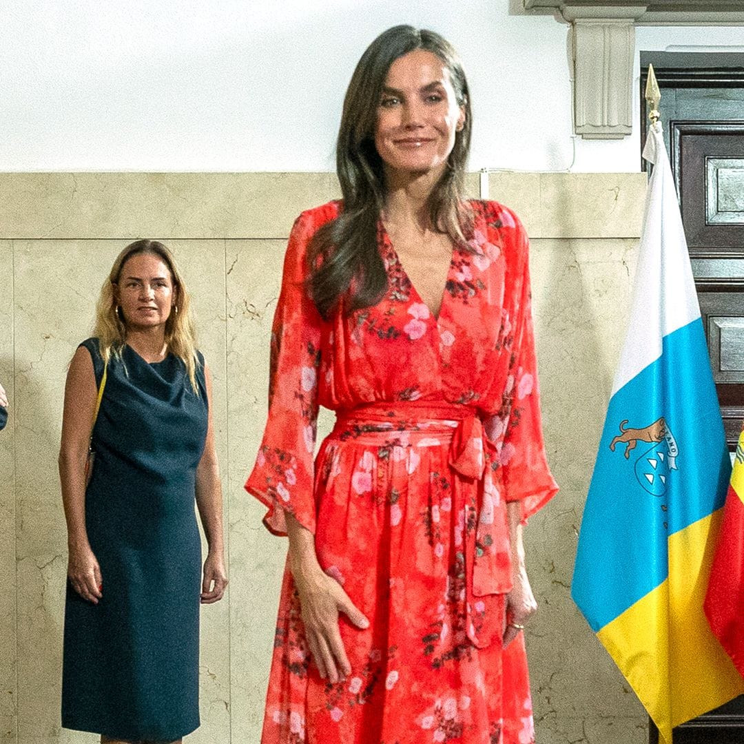 La reina Letizia deja el traje en Madrid y recupera uno de sus vestidos más alabados en Tenerife: ¿empieza el verano?