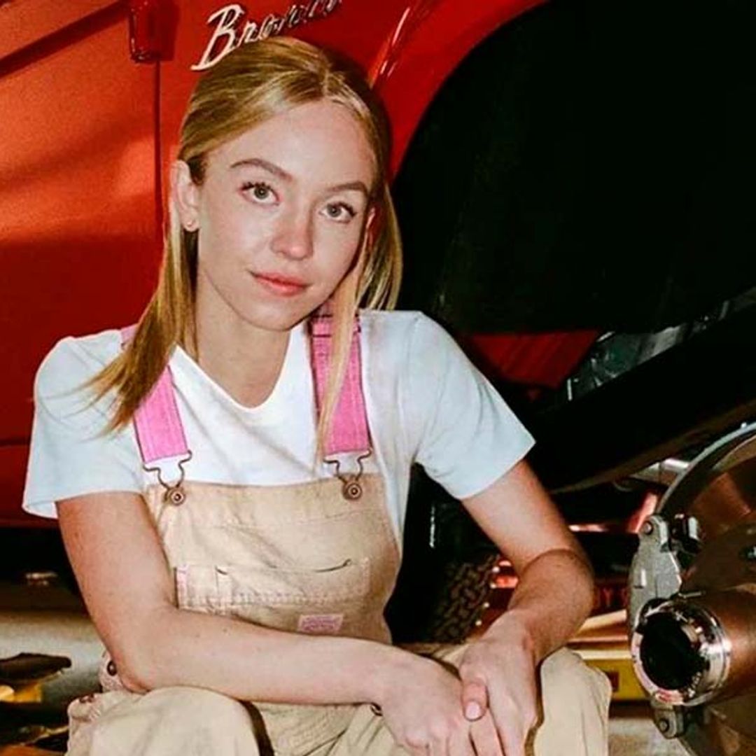 Sydney Sweeney lanza una colección 'workwear' inspirada en su pasión: los coches 'vintage'