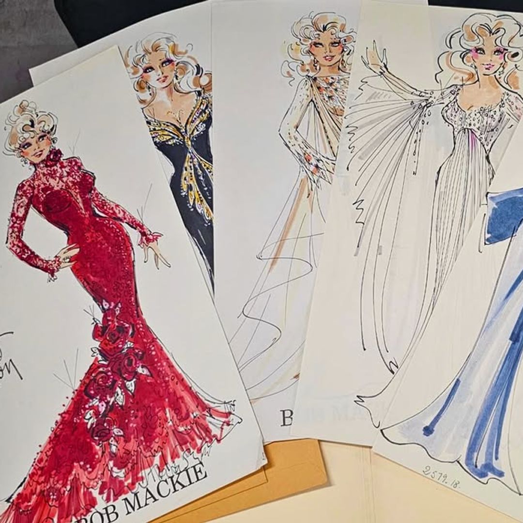 Bocetos de Bob Mackie con algunos de los vestidos que creó para Dolly Parton