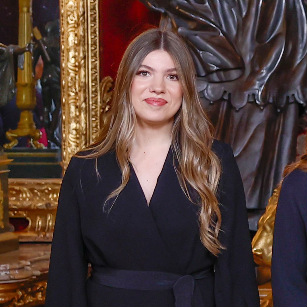 La infanta Sofía sorprende con un guiño al color blanco y rompe con la sobriedad frente al Pontífice