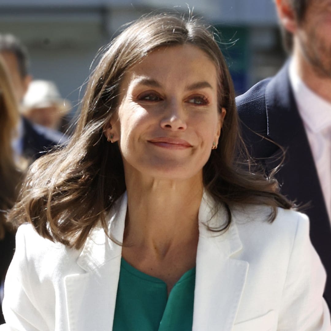 La reina Letizia rompe sus propias normas de estilo al llevar un traje blanco y top con croché