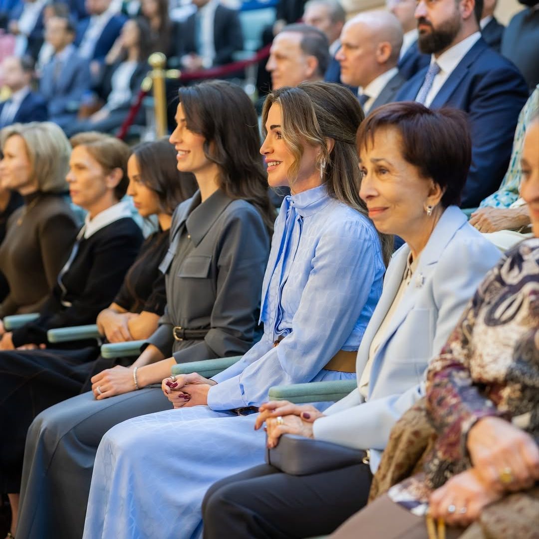 Presente y futuro: Rania y Rajwa de Jordania asisten a la segunda apertura ordinaria del Consejo de la Nación