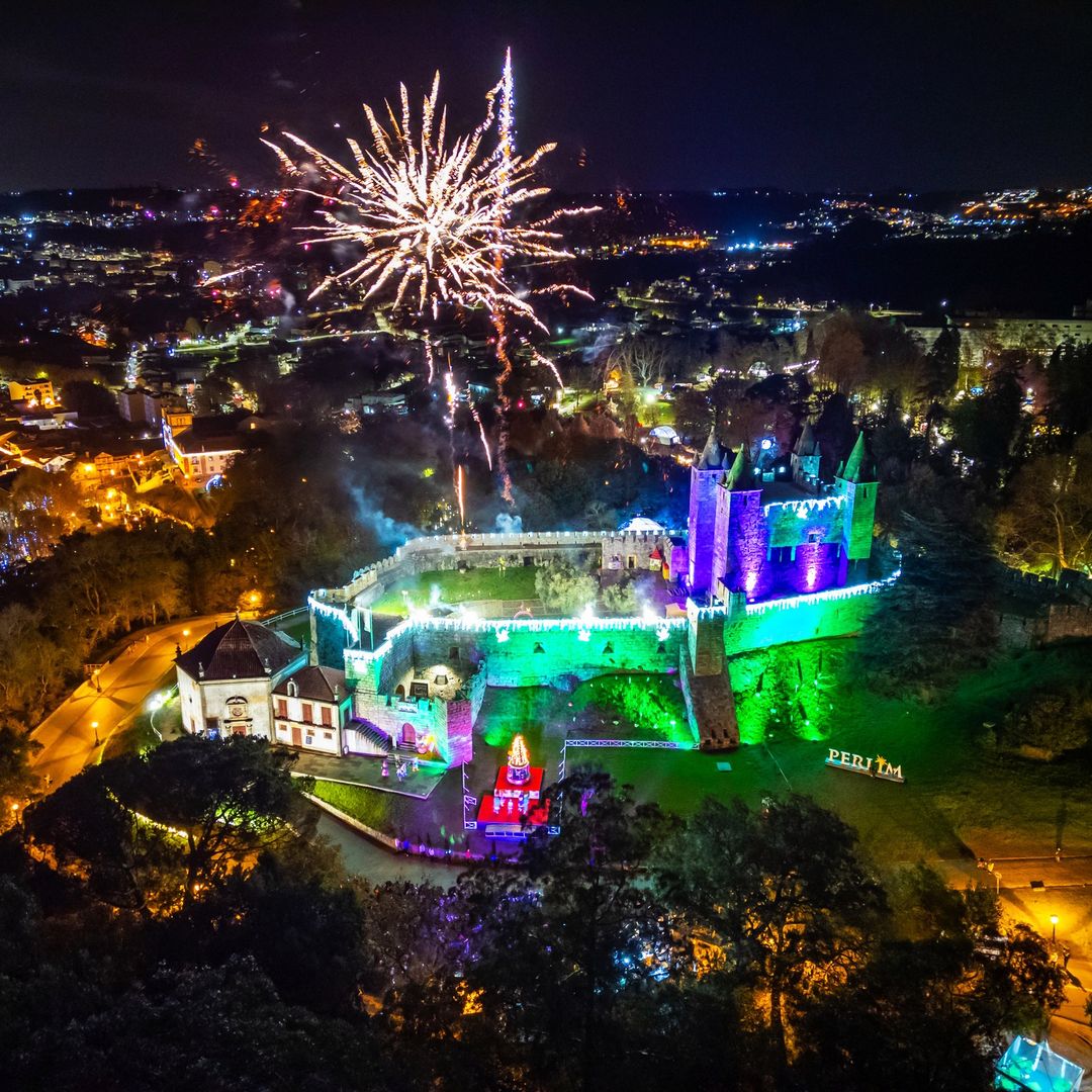 Perlim, el mercadillo y feria navideña más mágica de Portugal que se celebra en un castillo, en la ciudad de Santa María da Feria, cerca de Oporto
