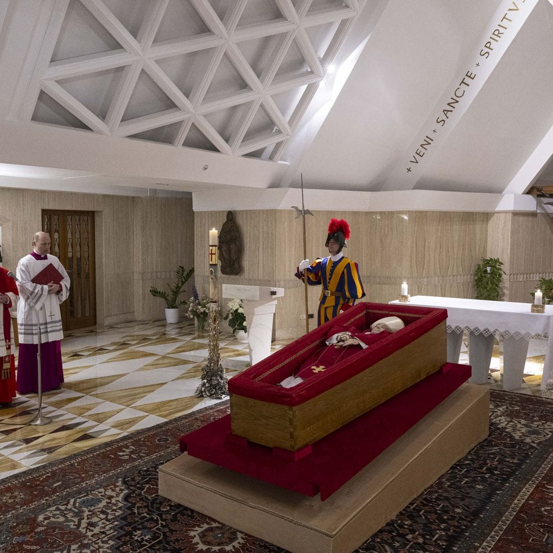 La primeras fotos del féretro del papa Francisco difundidas por el Vaticano