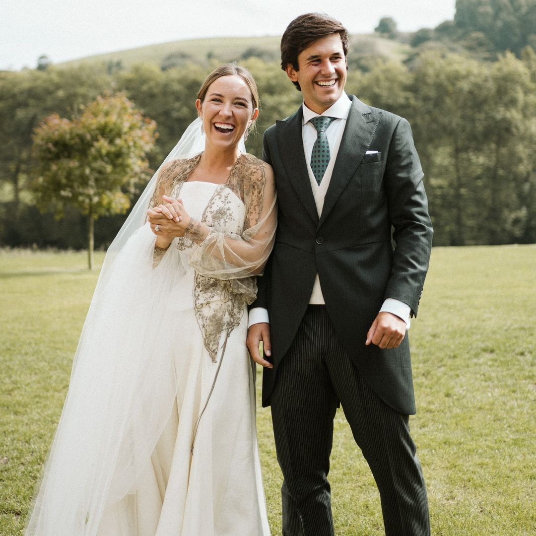 Una chaqueta de anticuario, joyas regaladas por su abuela y un ramo con el que homenajeó a su madre: la boda de María en Comillas