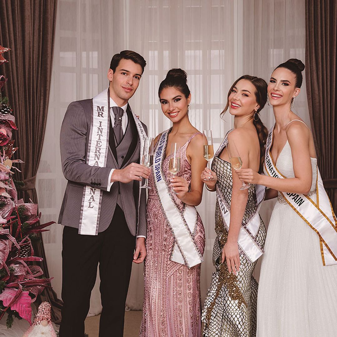 Hablamos con los reyes de la belleza de nuestro país, protagonistas de un posado navideño
