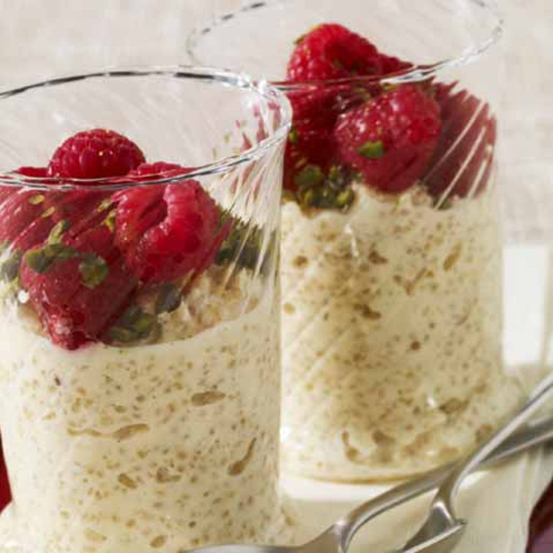 Pudin de quinoa a la vainilla, con frambuesas y pistacho