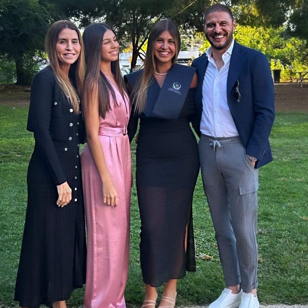 Joaquín Sánchez y su mujer, muy orgullosos en la graduación de su hija mayor Daniela, de 17 años