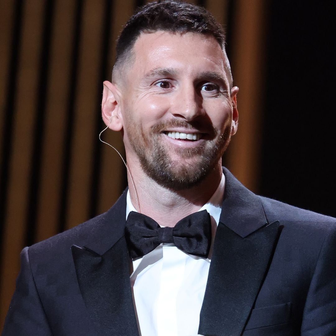 Lionel Messi causa sensación al aparecer en el escenario de un teatro en Argentina