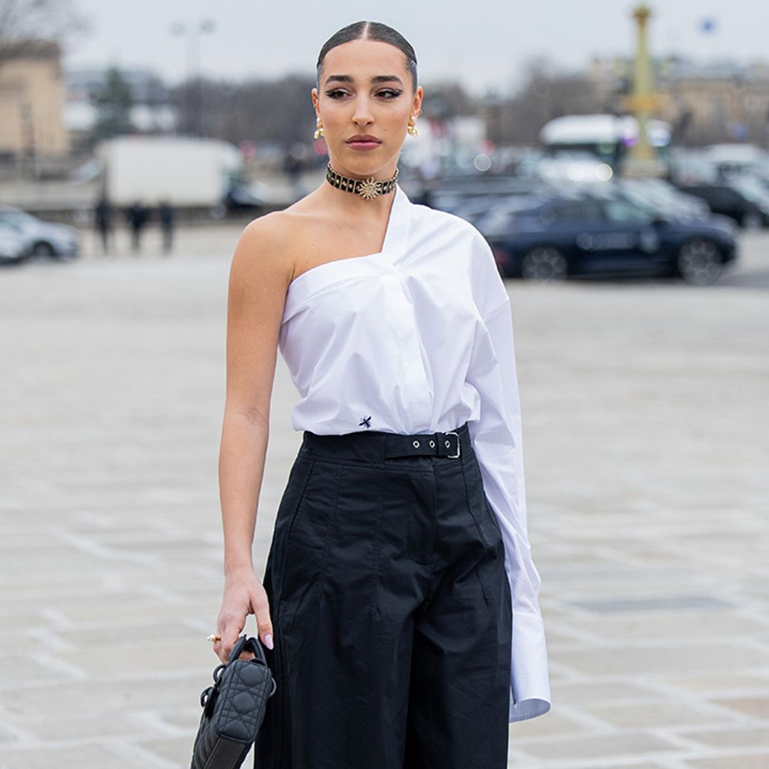 De la blusa asimétrica a la camiseta de fútbol: las prendas fichadas en París que serán tendencia en primavera