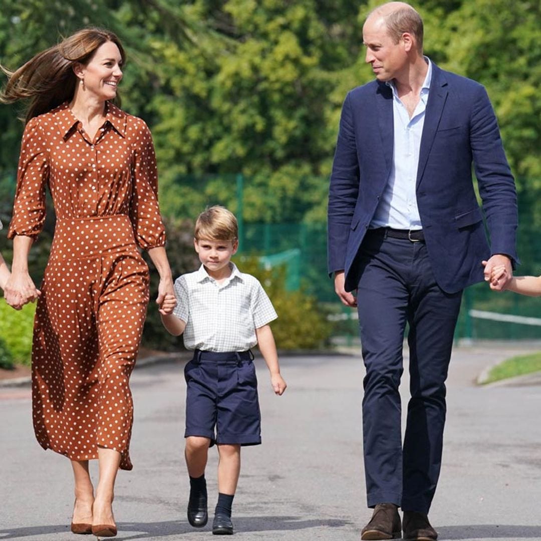 George, Charlotte y Louis de Cambridge, acompañados por sus padres en su primer día en el nuevo colegio