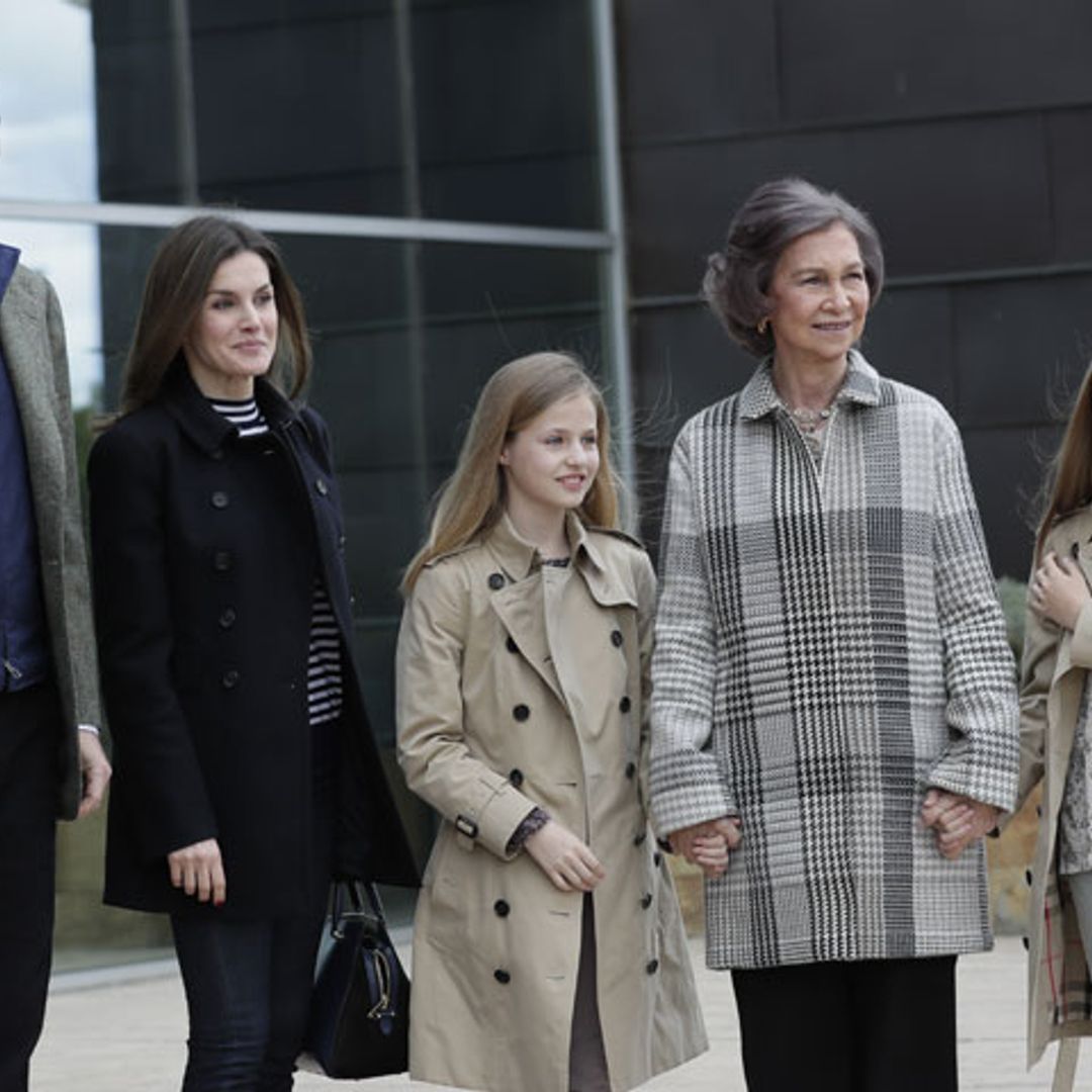 La princesa Leonor y la infanta Sofía visitan, con los Reyes y de la mano de su abuela, a don Juan Carlos