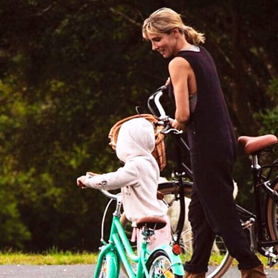 ¡Al cole en bici! Así empieza Elsa Pataky el día con su hija India