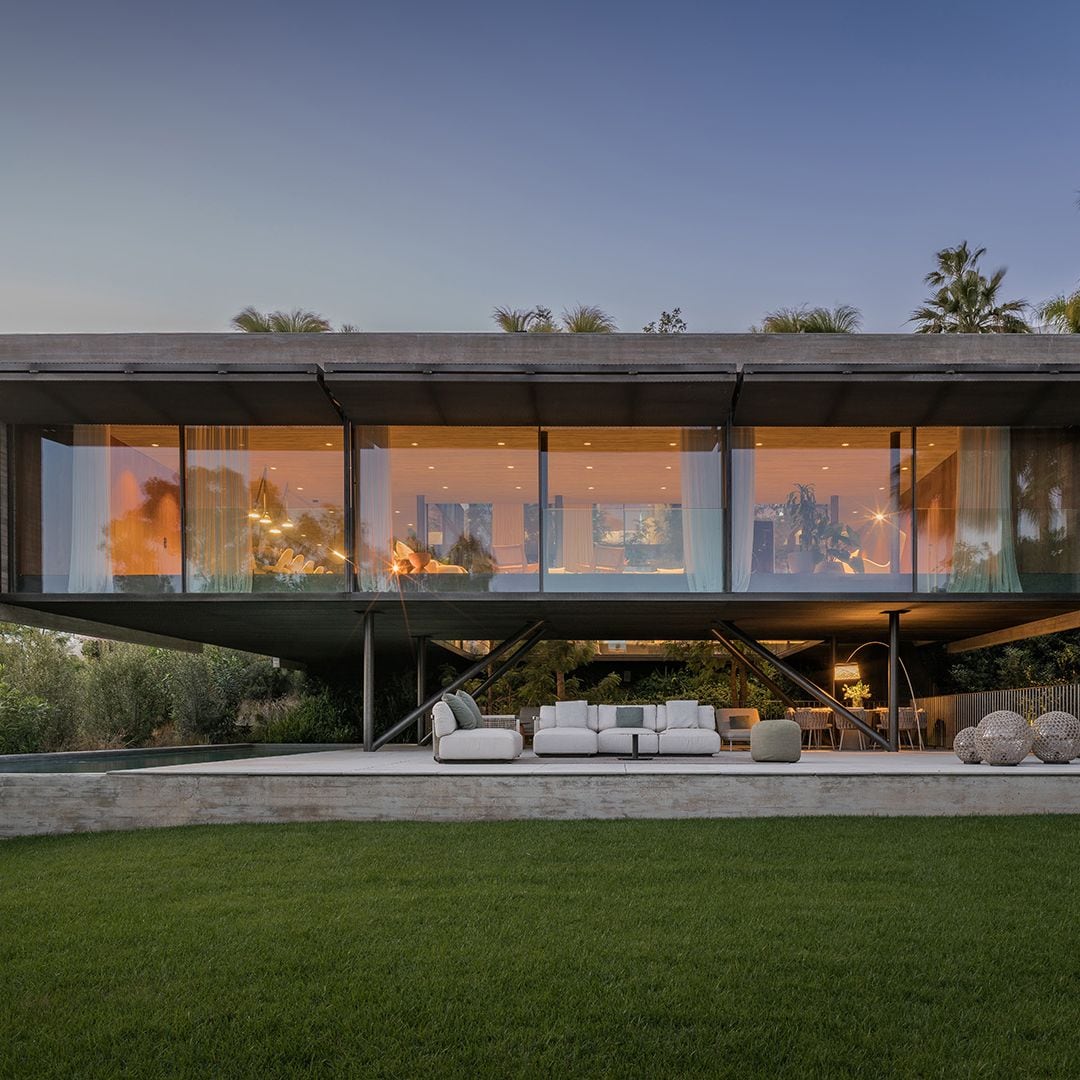 Esta casa en Marbella de 670 m2 tiene las paredes de cristal más espectaculares para transformar el exterior en una estancia más