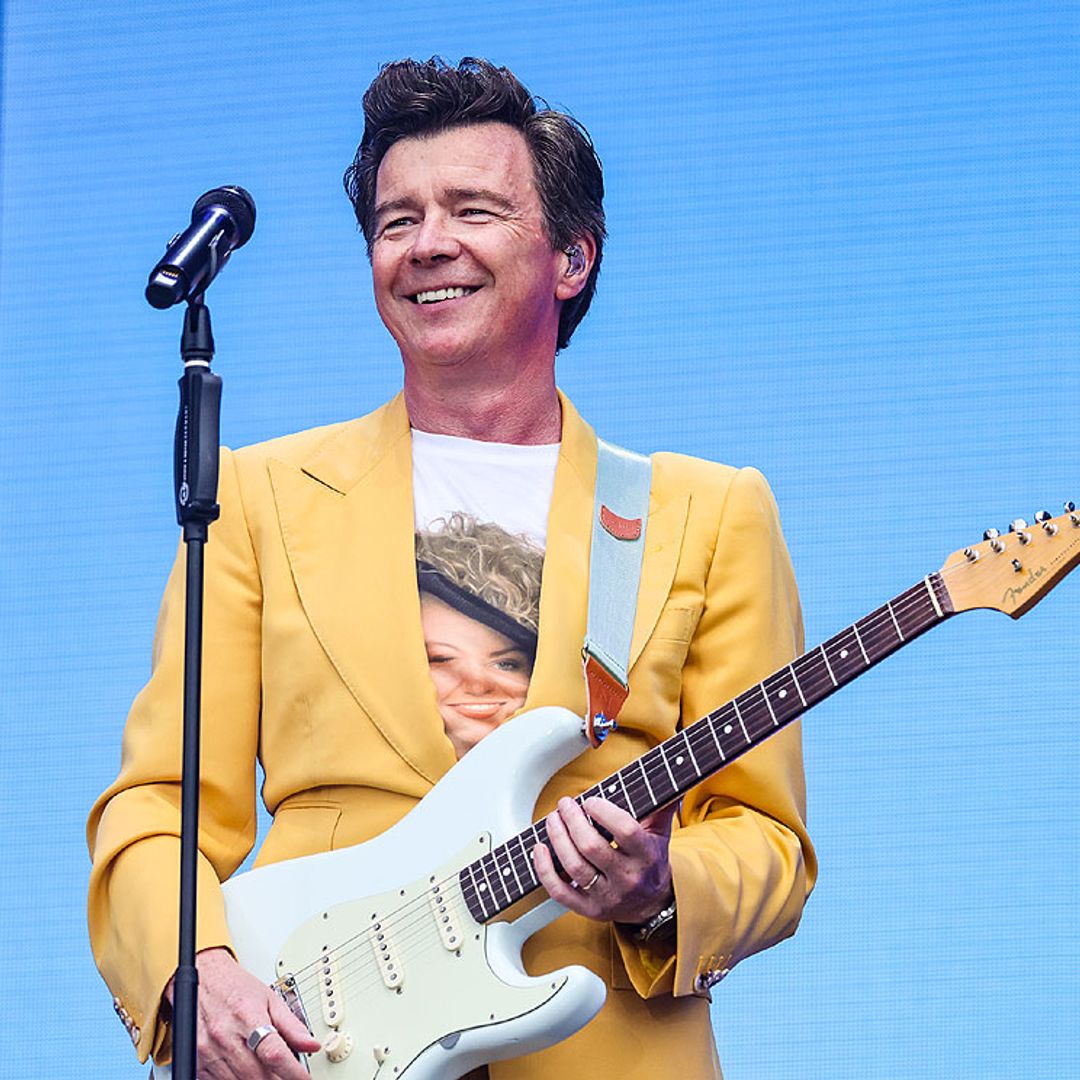 Rick Astley cambia la letra de su éxito 'Never Gonna Give You Up' para concienciar sobre la pérdida de audición