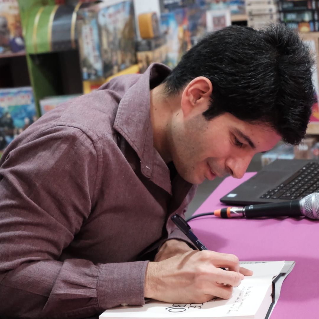 Mauro Caffaratto, hijo de Almudena Grandes, durante su primera firma de libros
