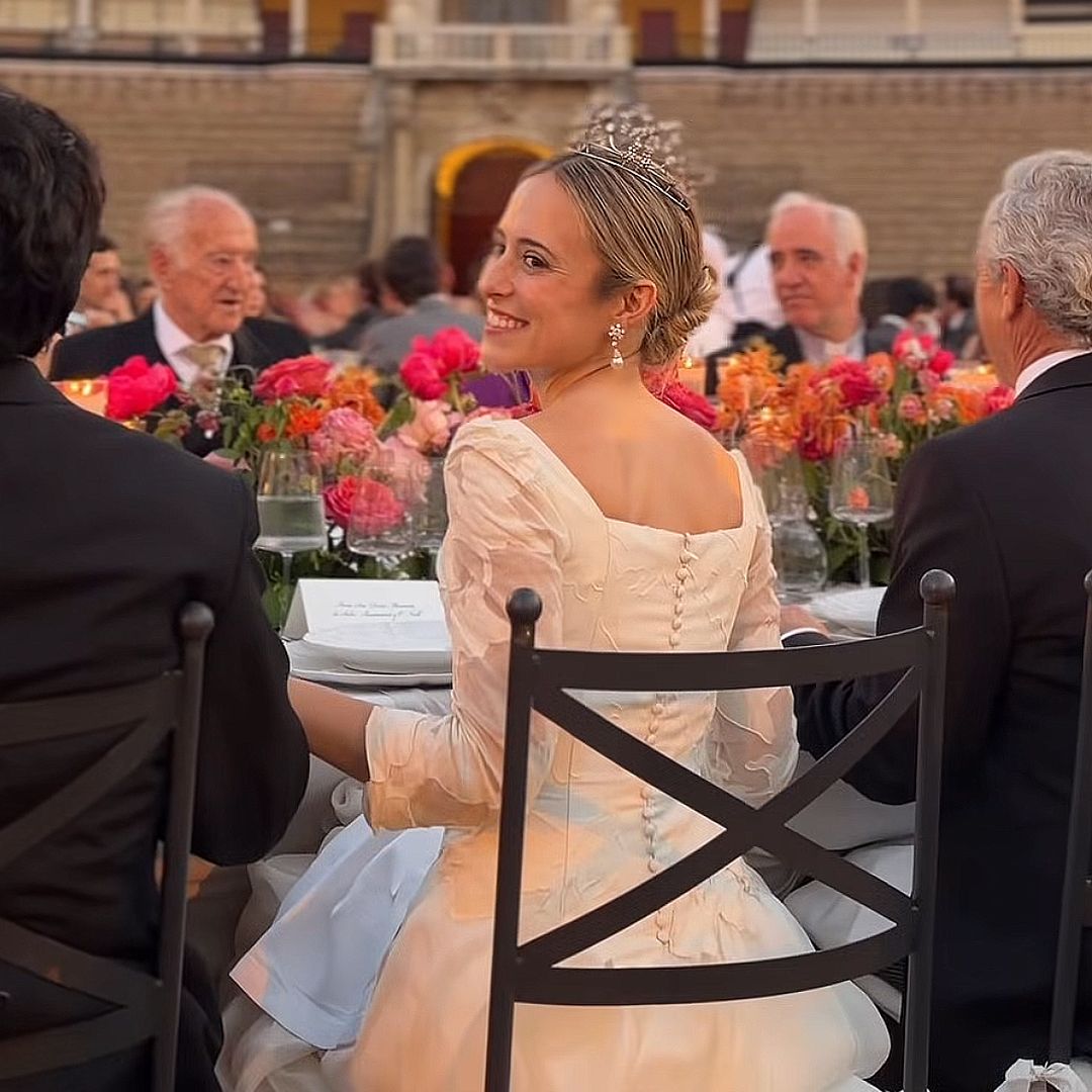 La novia durante la cena y sentada junto al padre Ignacio Jiménez Sánchez-Dalp, el sacerdote vinculado a la Casa de Alba