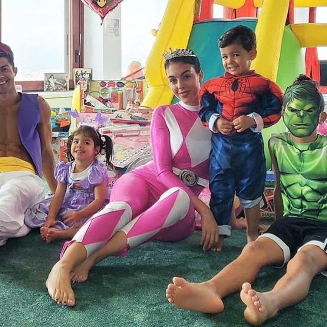 Entre regalos y disfraces, Cristiano Ronaldo y su novia celebran el cumpleaños los mellizos Eva y Mateo