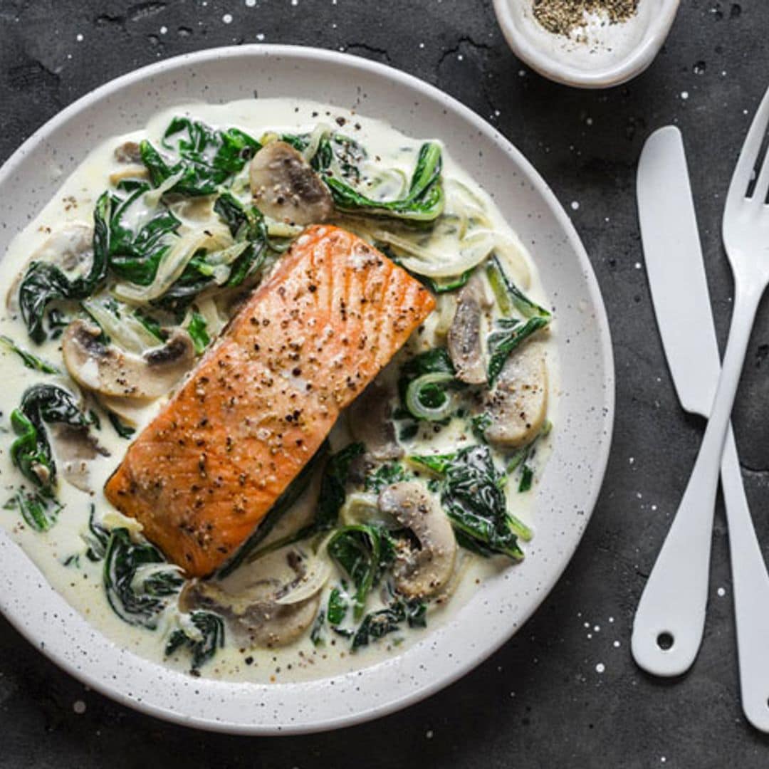 Salmón al horno con crema de espinacas y champiñones