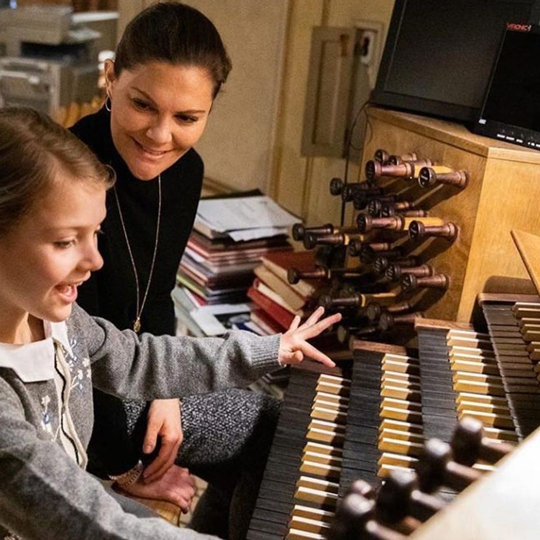 Estelle de Suecia aprende a tocar el órgano en un nuevo capítulo de 'Escuela de Reinas'