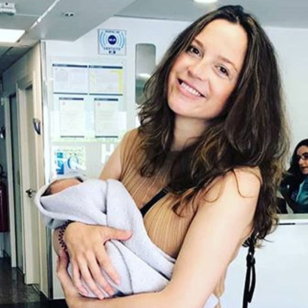 ¡Radiante y feliz! Cristina Alarcón abandona el hospital con el pequeño Paco