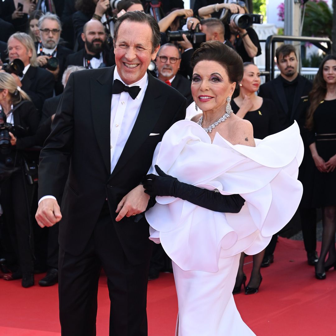 Joan Collins roza los 94 años preparando sus bodas de plata tras cuatro divorcios: "Decían que no duraríamos"