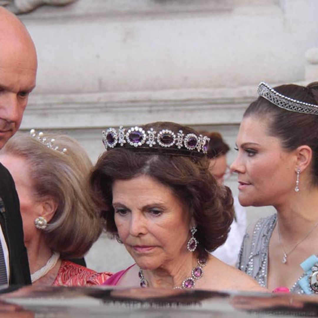 Silvia y Victoria de Suecia, perfectas invitadas a una boda en la Catedral de Mallorca