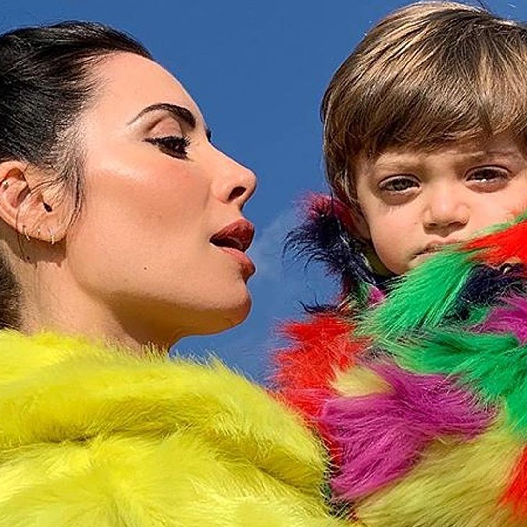 ¡A todo color! Pilar Rubio demuestra que su hijo Álex es todo un icono 'fashion'