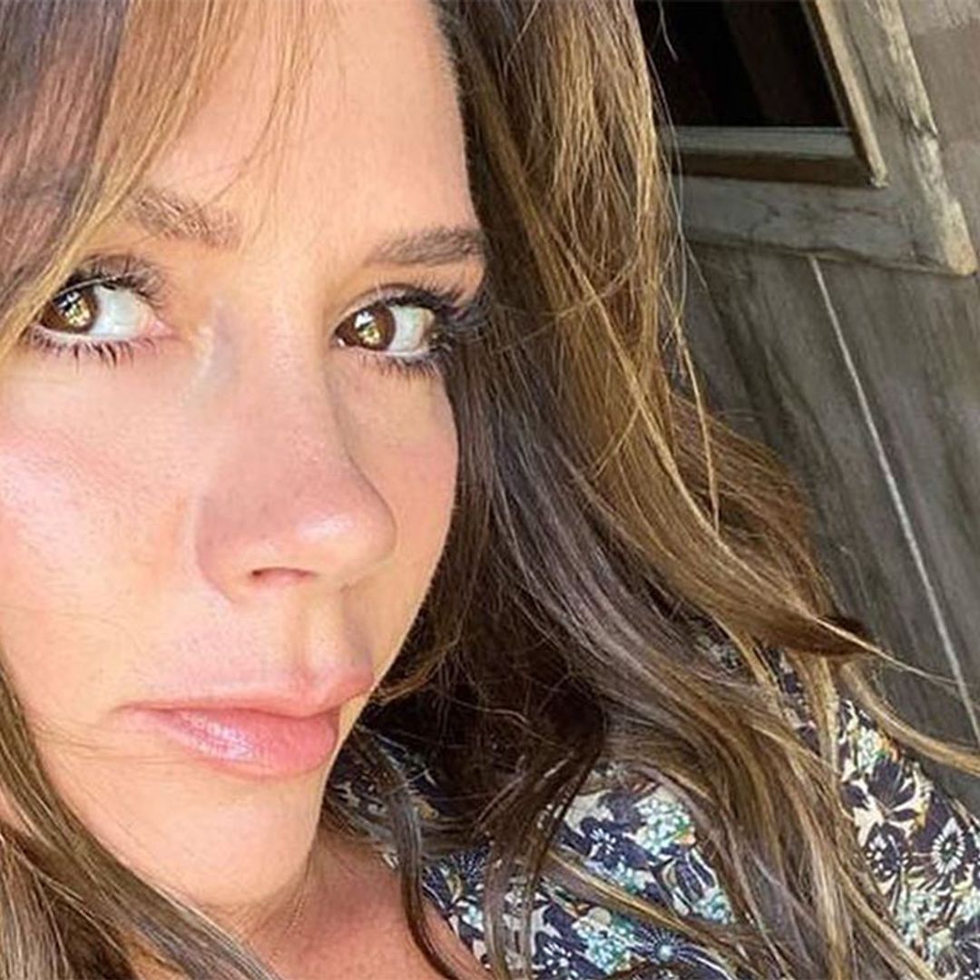 Victoria Beckham lleva así los maxivestidos anchos para que estilicen al máximo el cuerpo