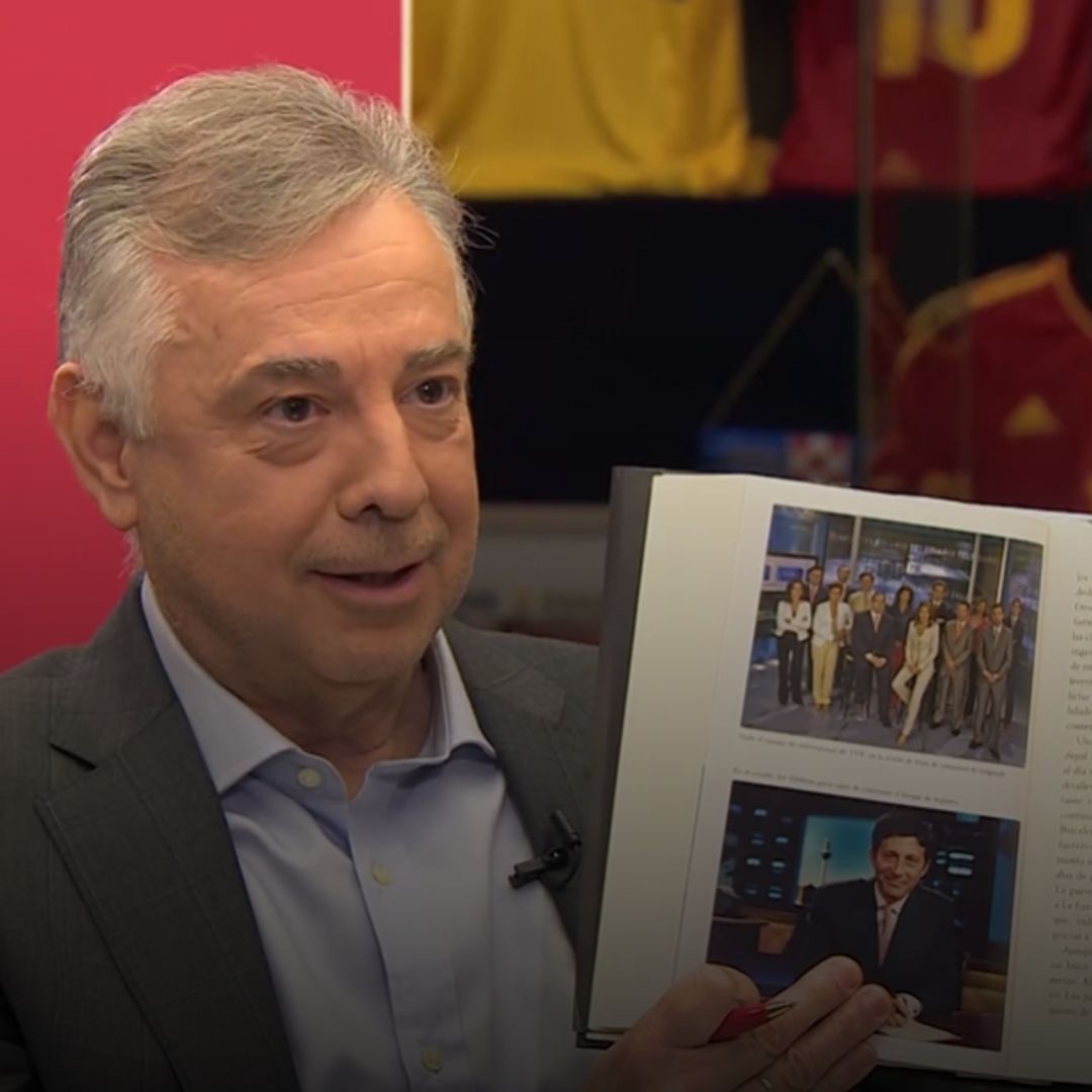 El periodista Jenaro Castro mostrando la foto de la reina Letizia en la redacción de Televisión Española