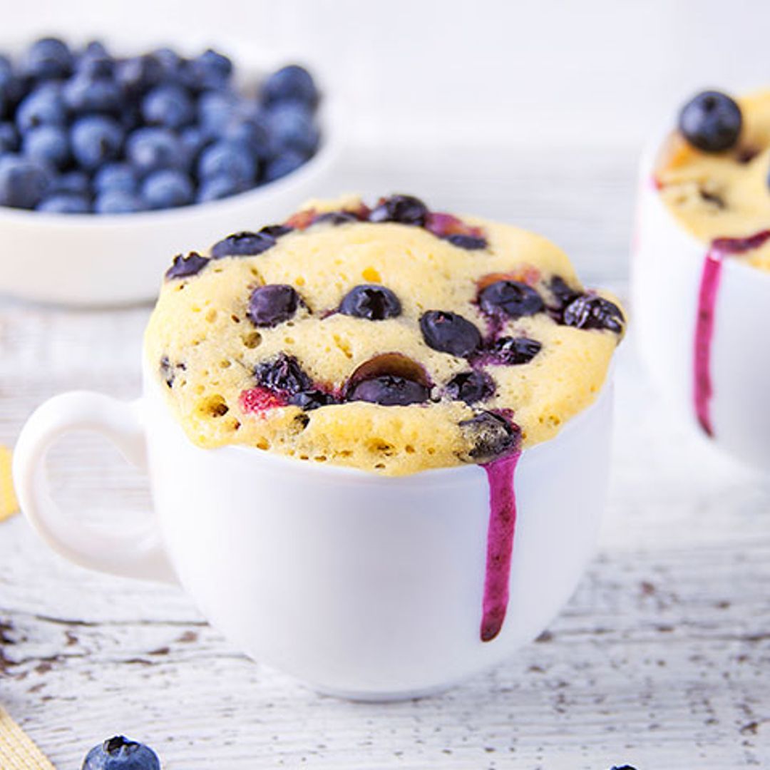 'Mug cake' de tarta de queso con arándanos
