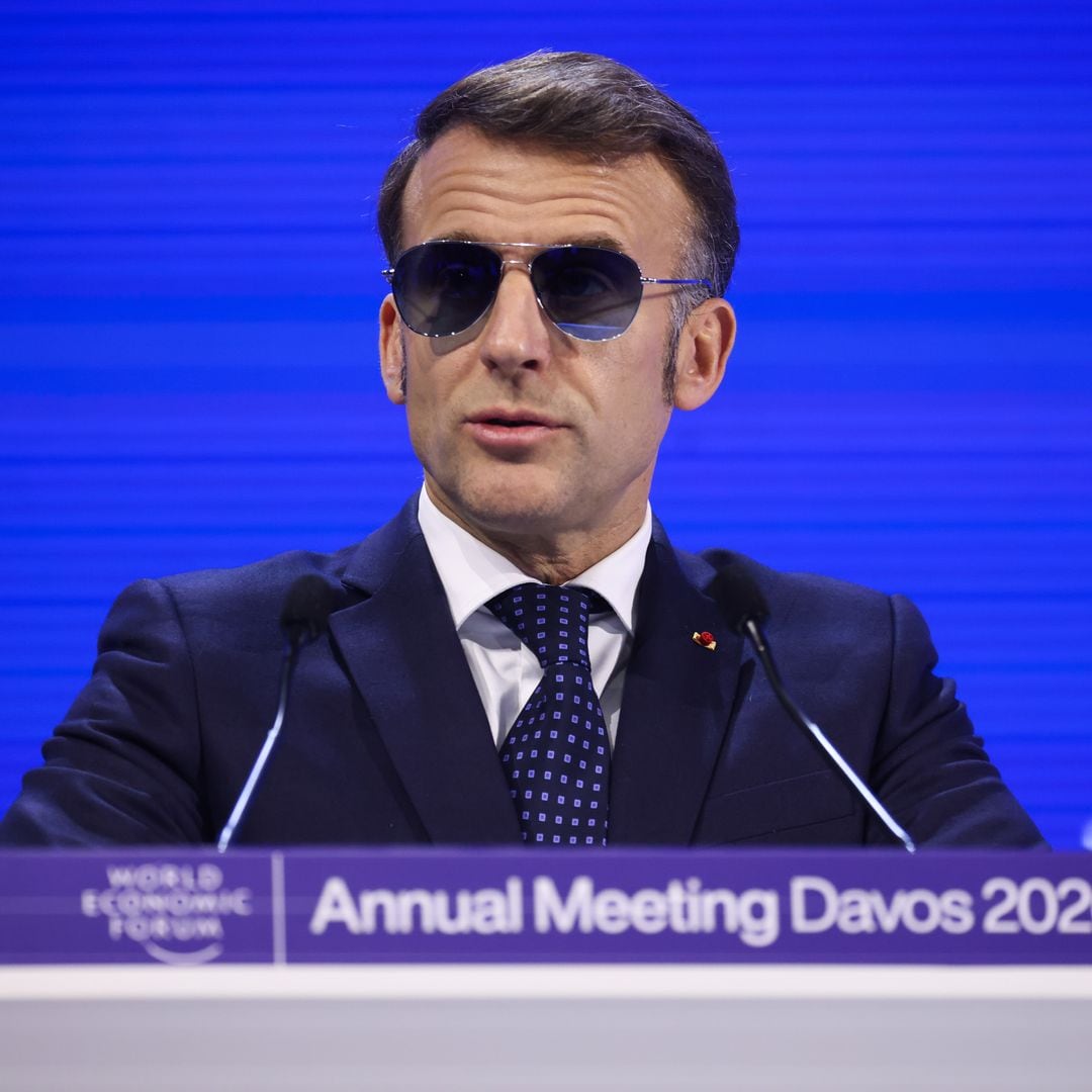 El secreto del look de Emmanuel Macron al estilo 'Top Gun' con gafas de sol en su discurso en Davos