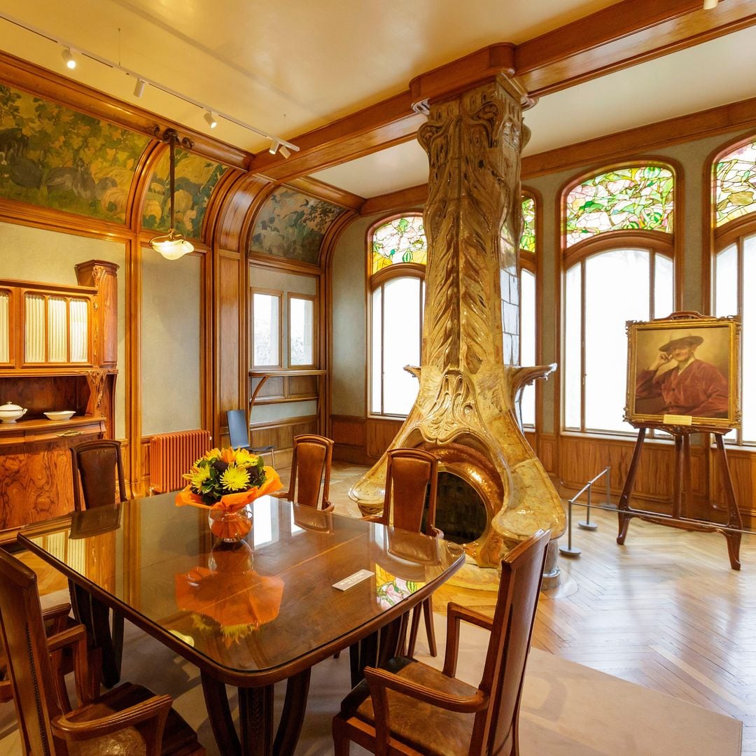 La chimenea de Alexandre Bigot decora el salón de Villa Majorelle.