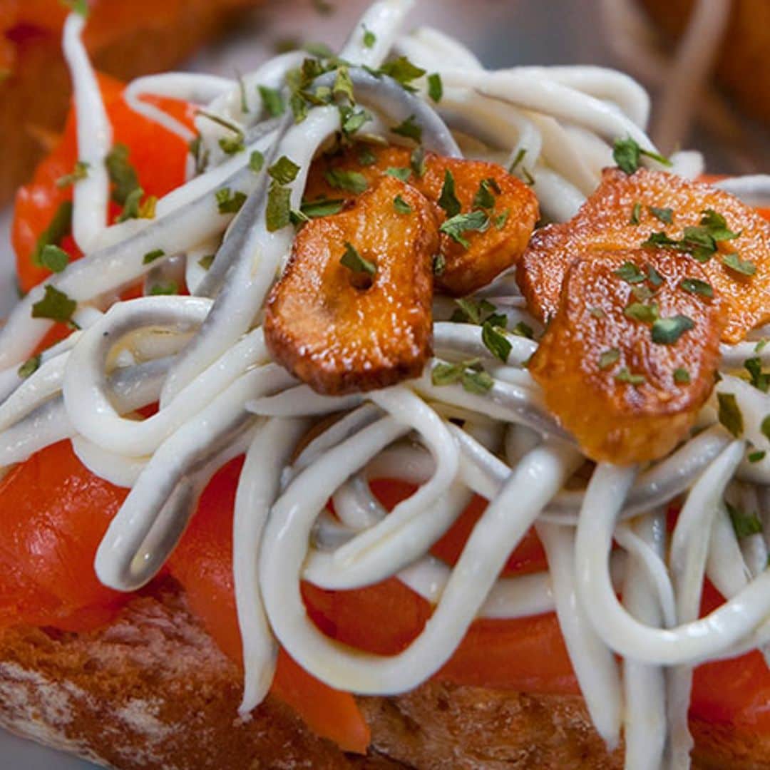 Tosta de salmon ahumado con gulas al ajillo y mostaza
