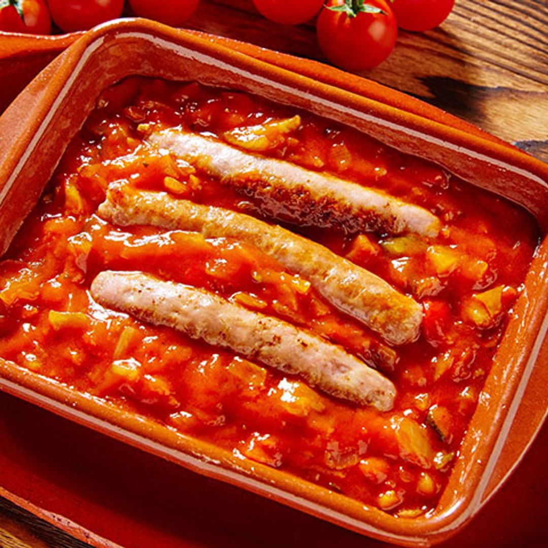 Salchichas al vino con pisto