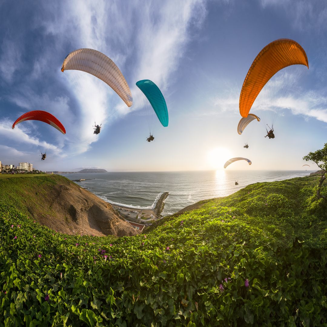 Parapente sobre las playas de Miraflores, Lima, Perú