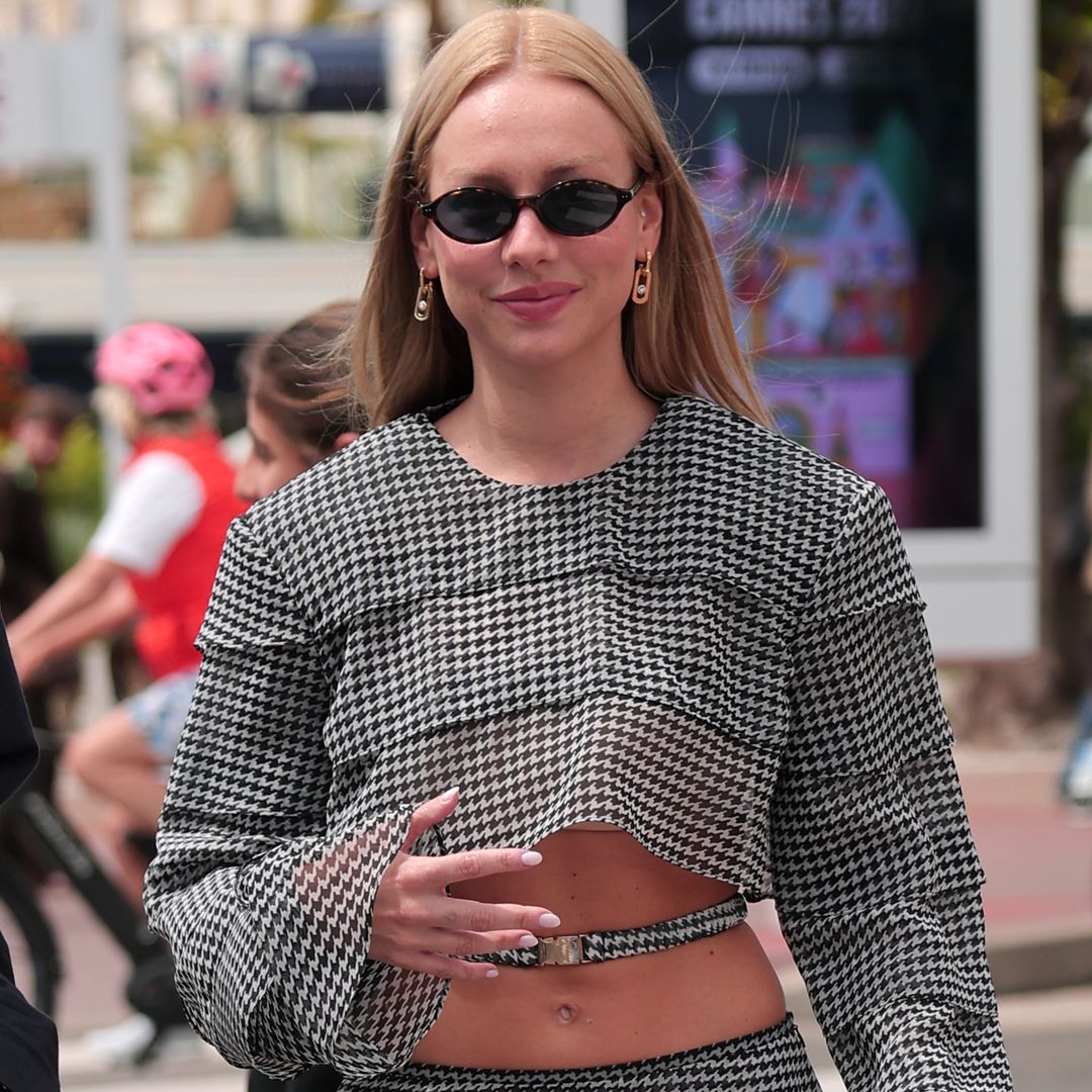 Ester Expósito apuesta por el diseño español y roba miradas a su llegada a Cannes